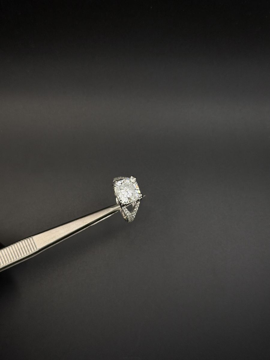 Anello con diamante taglio cushion e gambo a pavé