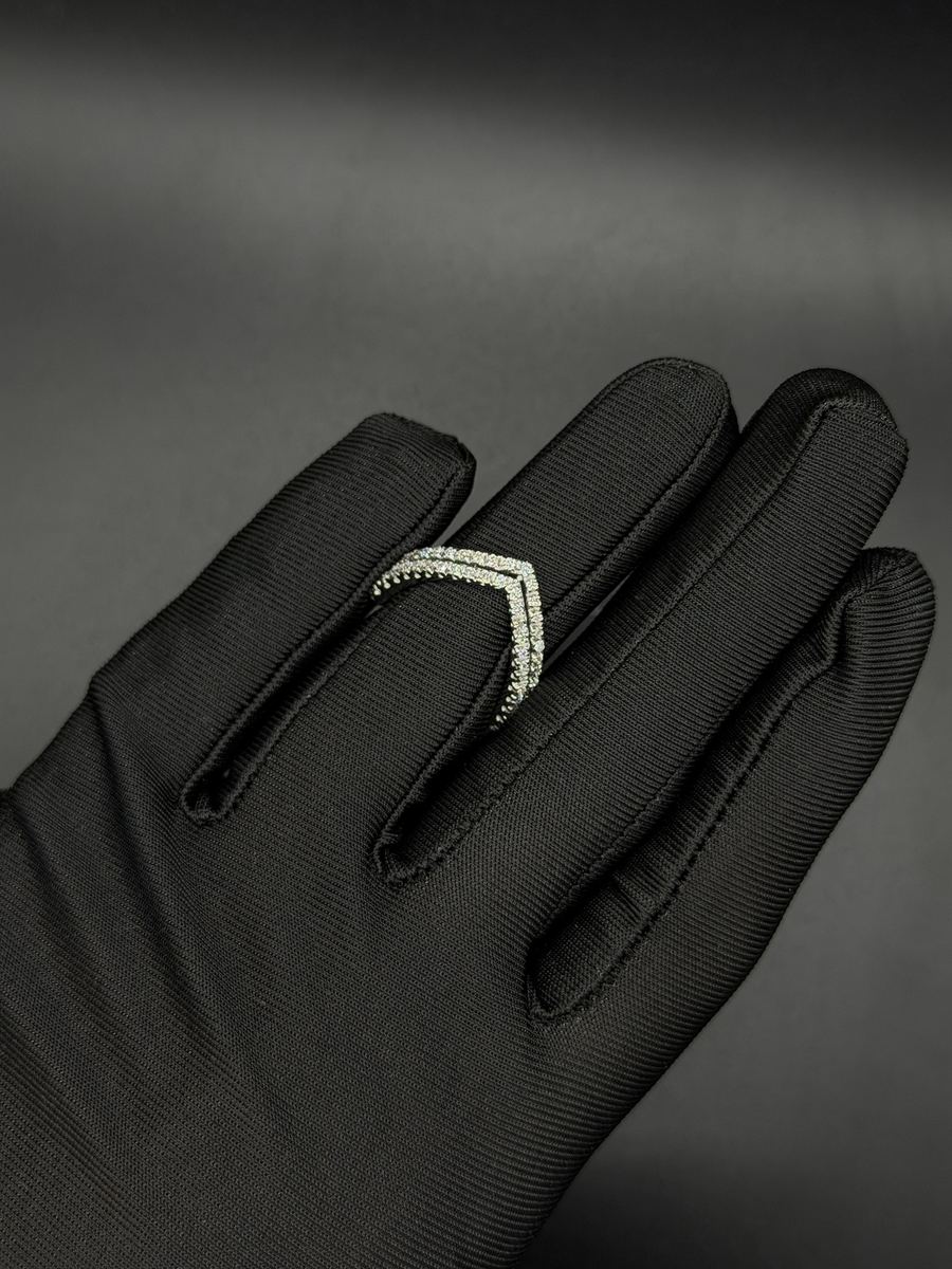 Anello a V con diamanti