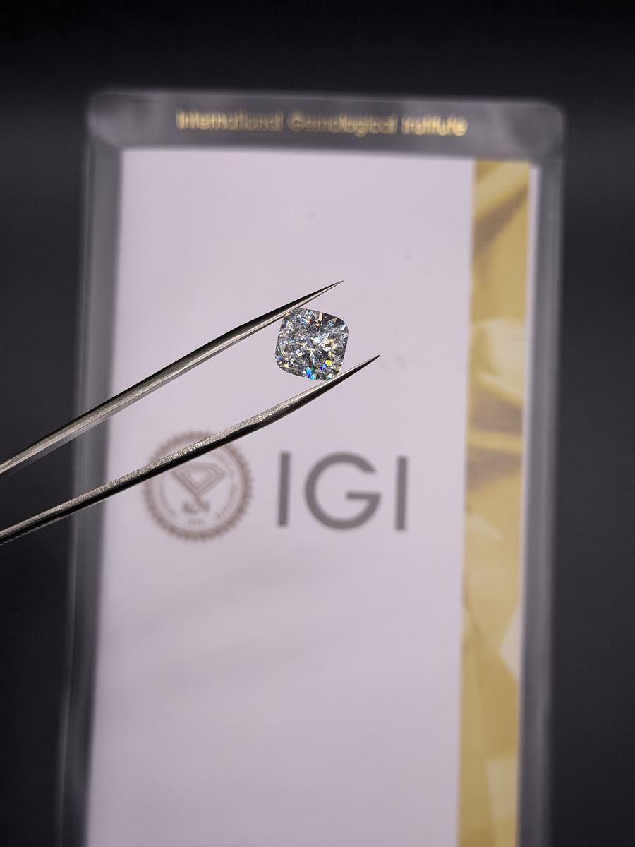 Diamante taglio cushion davanti a un certificato IGI