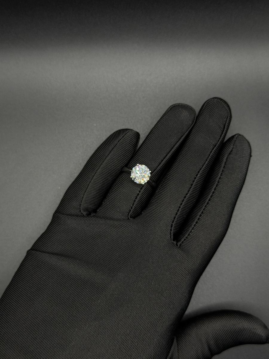 Solitario con diamante rotondo su guanto nero